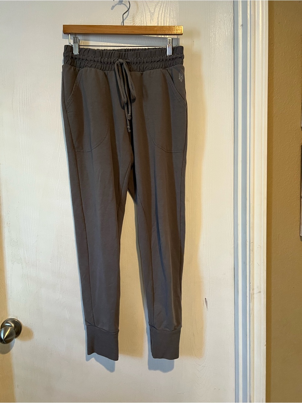 Free People Movement joggers Pants Sweats charcoal gray Women Sz Medium
